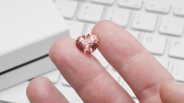 Heart Shaped Tourmaline Gem Hand Gemologist Jeweller Online Jewelry Shopping — Stock Video