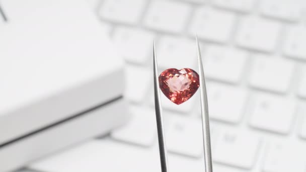 Red Heart Shaped Tourmaline Gem Tweezers Online Jewelry Shopping Birthday — Vídeos de Stock