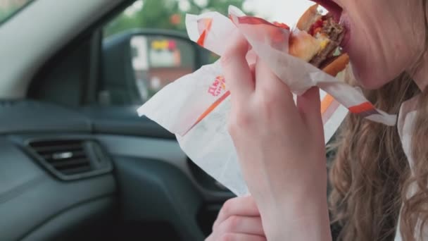 Woman Fast Food Car Woman Holding Burger Biting Eating Savouring — Vídeos de Stock