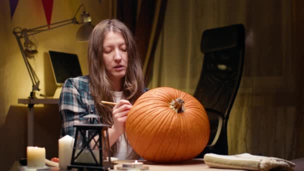 Preparing Pumpkin Halloween Woman Sitting Marking Pumpkin Pencil Carving Halloween — Stock video