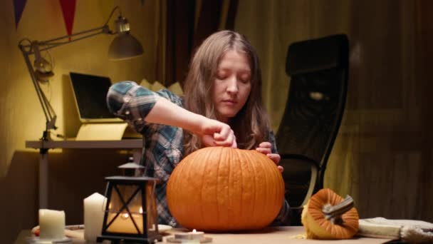 Preparing Pumpkin Halloween Scooping Out Guts Seeds Spoon Woman Sitting — Stock videók