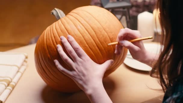 Preparing Pumpkin Halloween Woman Sitting Marking Pumpkin Pencil Carving Halloween — Stockvideo