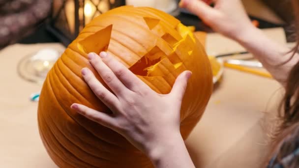 Preparing Pumpkin Halloween Woman Sitting Cleaning Carved Halloween Jack Lantern — Vídeo de Stock