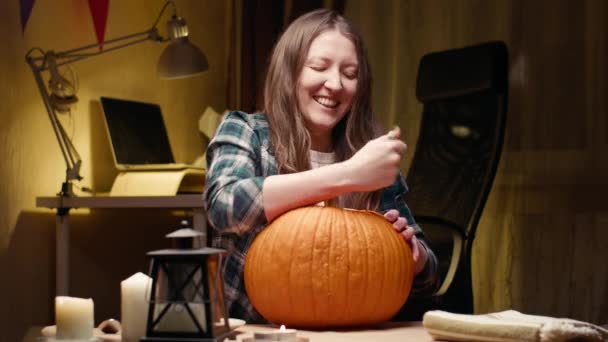 Preparing Pumpkin Halloween Woman Sitting Carving Halloween Jack Lantern Pumpkin — Stockvideo