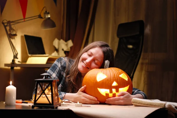 Illuminated Pumpkin Halloween Woman Sitting Hugging Ready Candle Lit Halloween Foto Stock