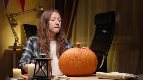 Preparing Pumpkin Halloween Woman Sitting Carving Halloween Jack Lantern Pumpkin — Stock video