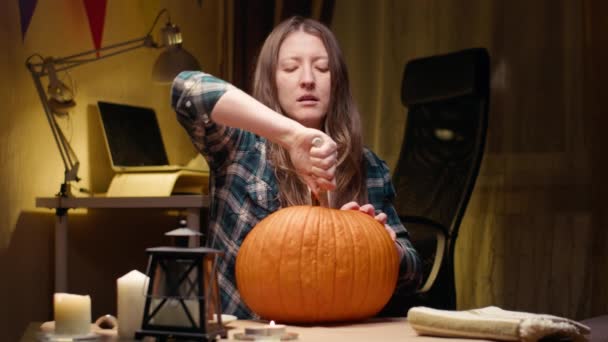 Preparing Pumpkin Halloween Woman Sitting Carving Knife Halloween Jack Lantern — Stockvideo