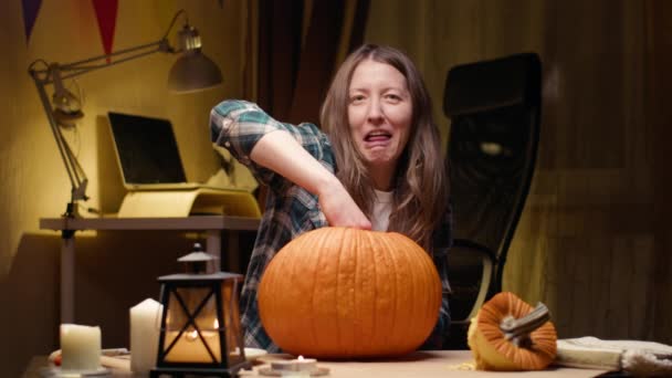 Preparing Pumpkin Halloween Pulling Out Guts Seeds Being Grossed Out — Stock Video