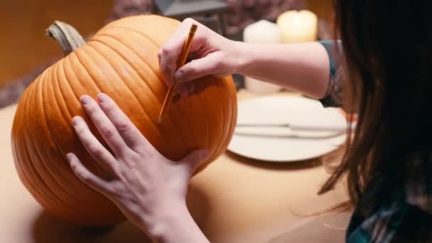 Preparing Pumpkin Halloween Woman Sitting Marking Pumpkin Pencil Carving Halloween — Stockvideo