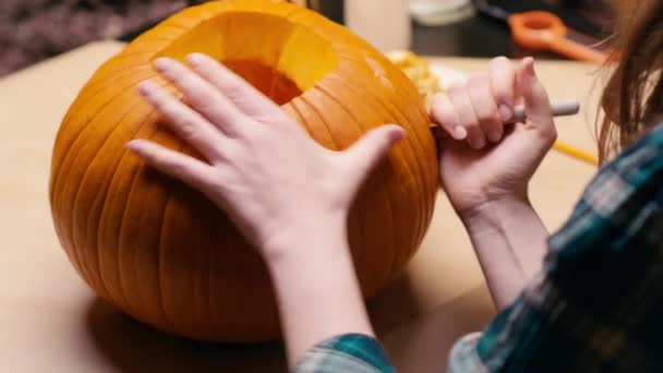 Preparing Pumpkin Halloween Woman Sitting Carving Knife Face Details Halloween — Vídeo de stock