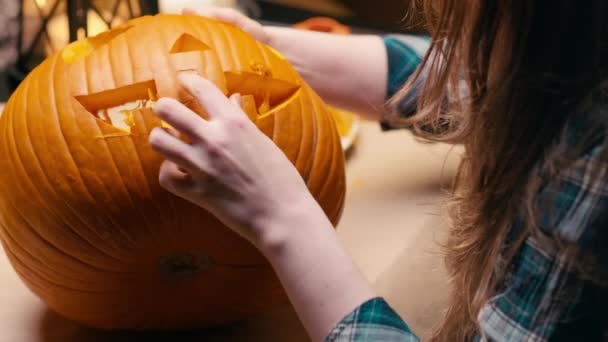 Preparing Pumpkin Halloween Woman Sitting Pulling Out Face Details Carved — Vídeo de stock