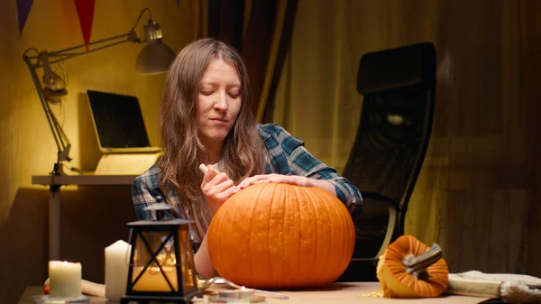 Preparing Pumpkin Halloween Woman Sitting Carving Knife Halloween Jack Lantern — стоковое фото