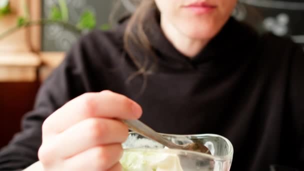 Mănâncă Îngheţată Cafenea Femeia Tânără Lingură Savurând Înghețată Vanilie Din — Videoclip de stoc