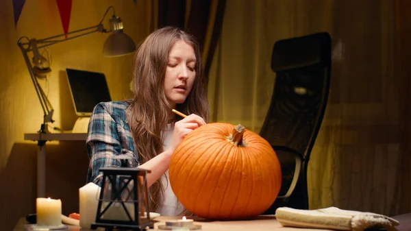 Preparing Pumpkin Halloween Woman Sitting Marking Pumpkin Pencil Carving Halloween — стоковое фото