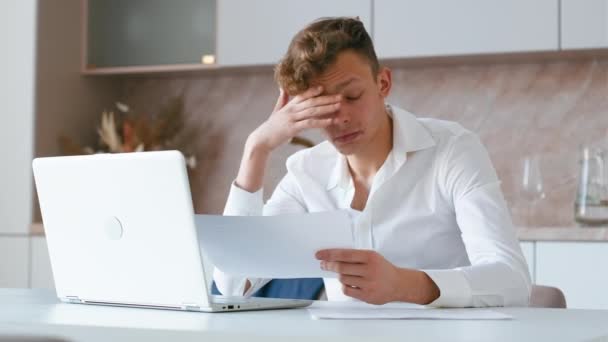 Young Sad Confused Man Sitting Kitchen Laptop Reading Bad News — Vídeos de Stock