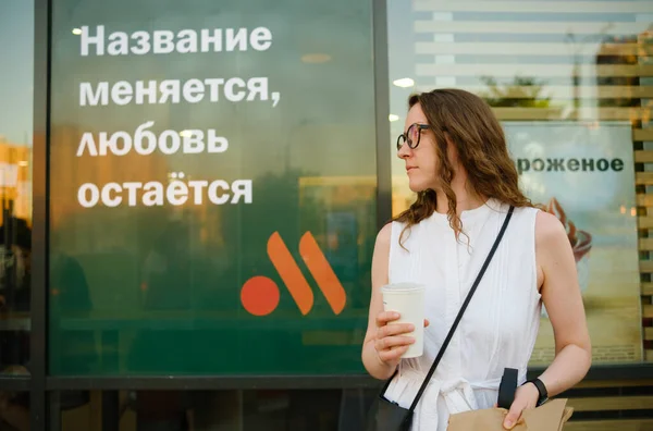 Saint Petersburg Russia June 2022 Woman Exterior Fast Food Restaurant — Photo