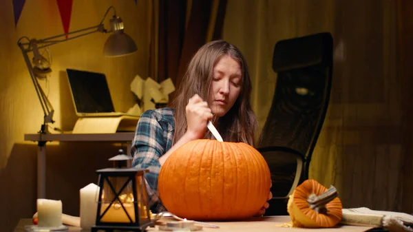 Preparing Pumpkin Halloween Woman Sitting Carving Knife Halloween Jack Lantern — стоковое фото