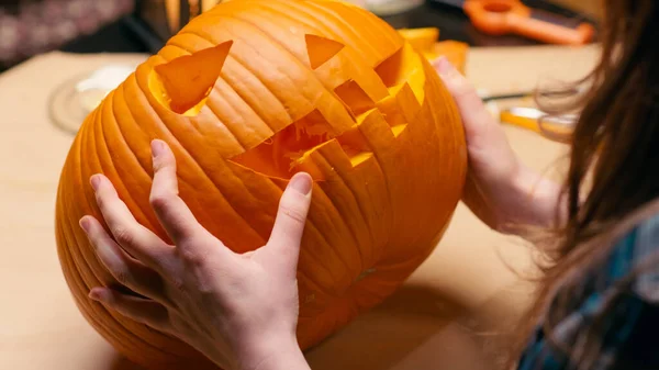 Preparing Pumpkin Halloween Woman Sitting Cleaning Carved Halloween Jack Lantern — стоковое фото