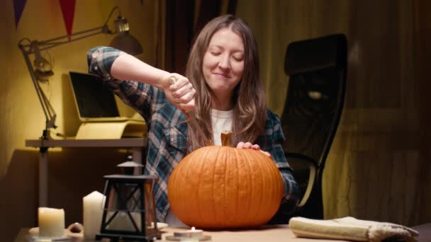 Preparing Pumpkin Halloween Woman Sitting Carving Knife Halloween Jack Lantern — Stockvideo