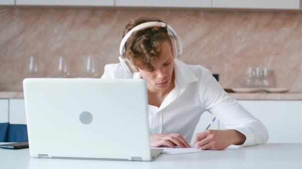 Young Adult Watching Video Course Making Notes Student Wearing Headphones — Αρχείο Βίντεο