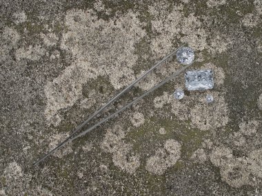 elmas üzerinde eski çimento