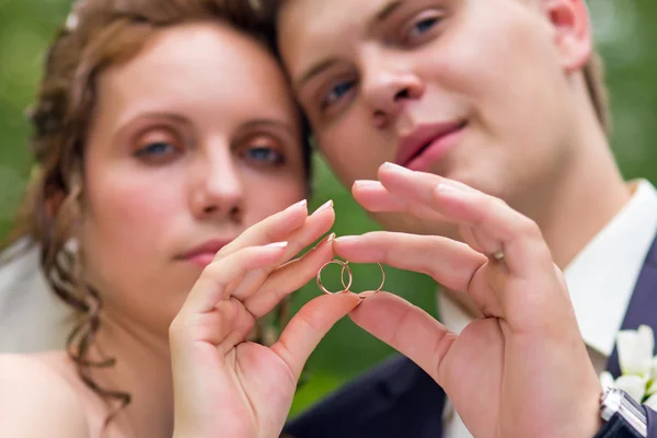 Frischvermählte zeigen Ring — Stockfoto