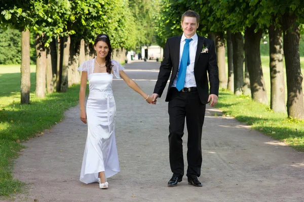 Feliz jovem casal ir para beco — Fotografia de Stock