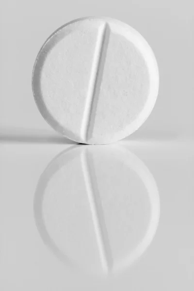 Um comprimido com reflexão — Fotografia de Stock