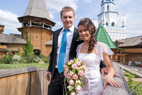 Retrato de novia y novio al aire libre — Foto de Stock