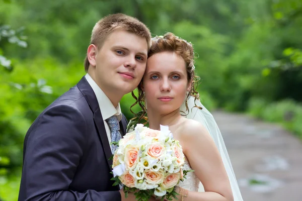 Portrait of newlyweds in alley — Stock Photo, Image
