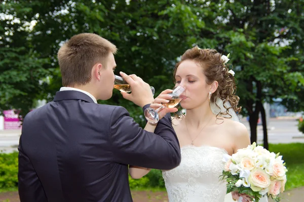 Recém-casados a beber champanhe — Fotografia de Stock