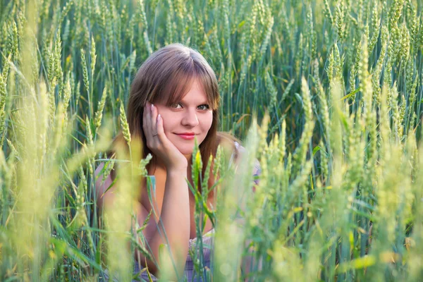 Belle fille dans un champ de blé — Photo