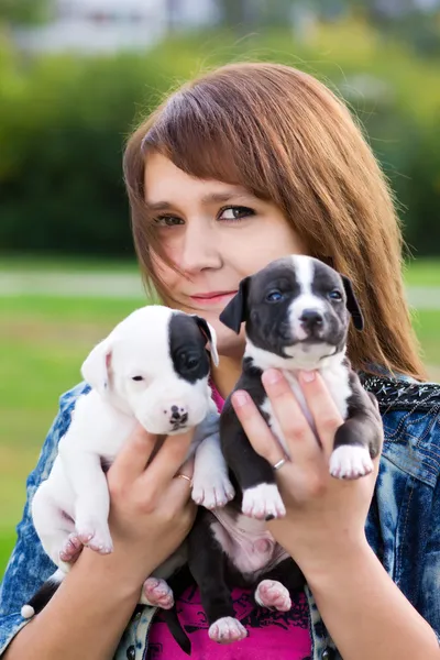 Junge Frauen mit zwei Welpen — Stockfoto