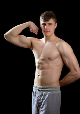 Genç kaslı adam