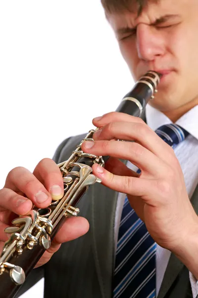 Mladý muž hraje na klarinet — Stock fotografie