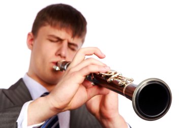 genç müzisyen klarnet çalıyor.