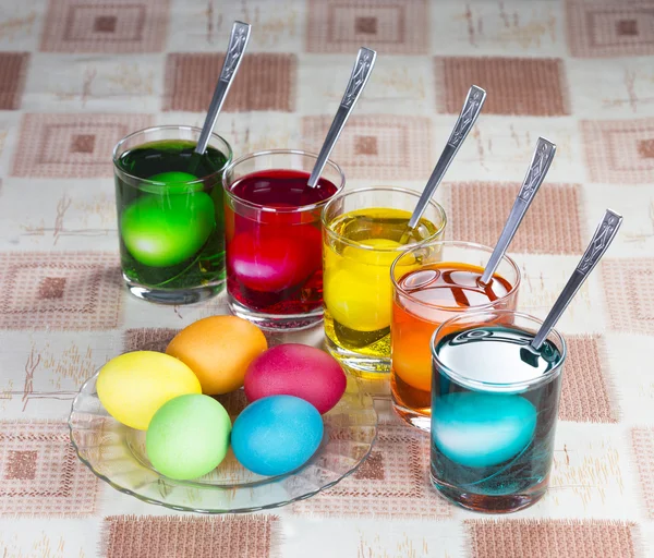 Colorir ovos para férias de Páscoa — Fotografia de Stock