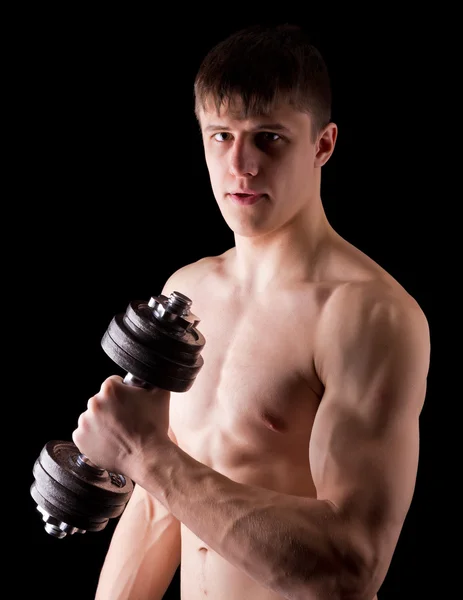 Jeune homme musclé avec un haltère — Photo