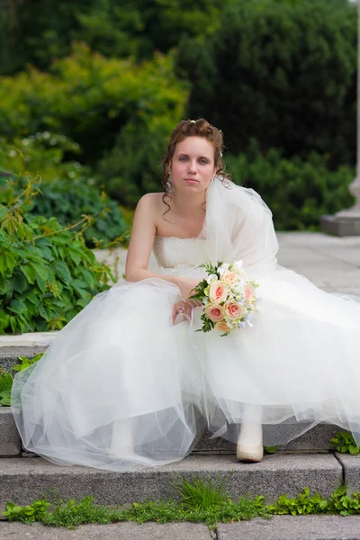 Bride with a bouquet of flowers outdoor — Stock Photo, Image