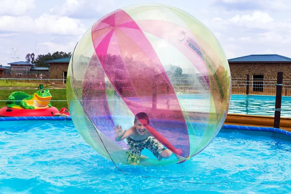 Zorbing. underhållning på vatten — Stockfoto