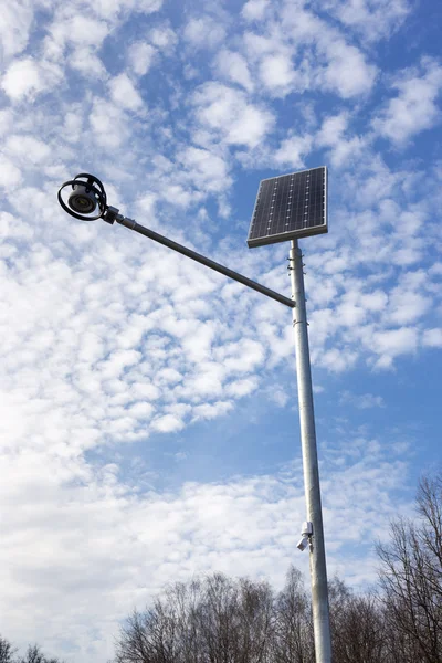 太陽電池とスタンドアロンの街路灯 — ストック写真