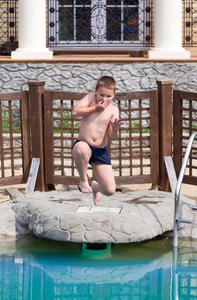 男孩跳进游泳池 — 图库照片