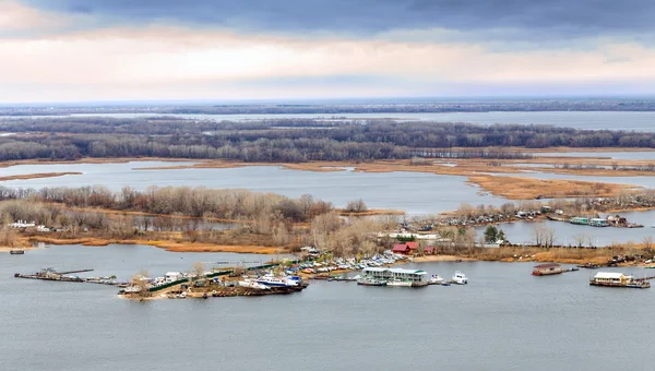 Saratov. Vista de la isla Zelenyy en el río Volga. Rusia —  Fotos de Stock