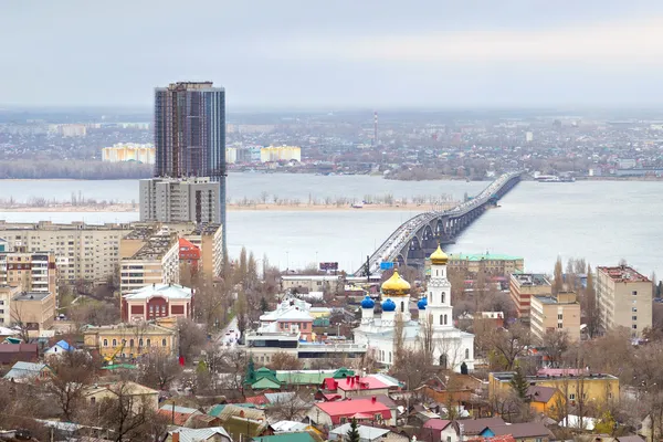 Saratow. Russland. Straßenbrücke über die Wolga — Stockfoto