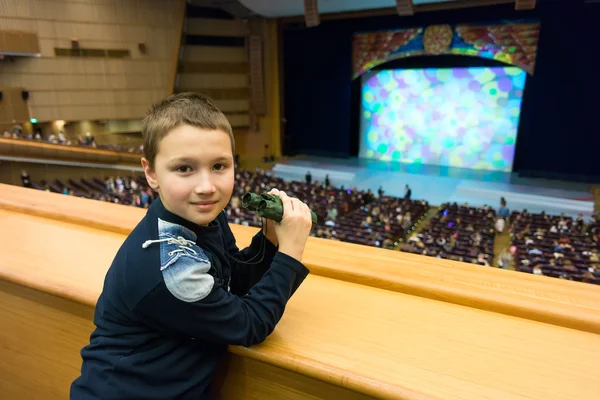 Boy v divadle — Stock fotografie