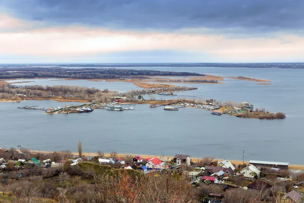 Saratov. kilátás a volga folyó sziget zelenyy. Oroszország — Stock Fotó