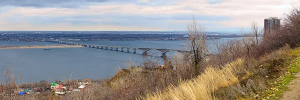 Saratov şehir. yol volga Nehri Köprüsü. Rusya — Stok fotoğraf