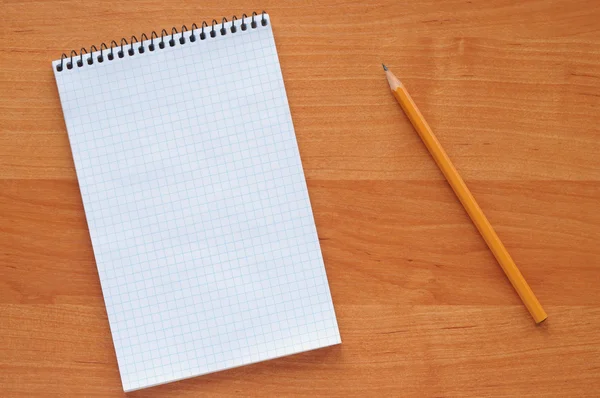 Białe puste notebook ołówek — Zdjęcie stockowe