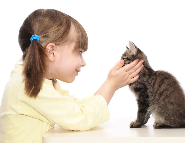 Bambina e gattino grigio — Foto Stock