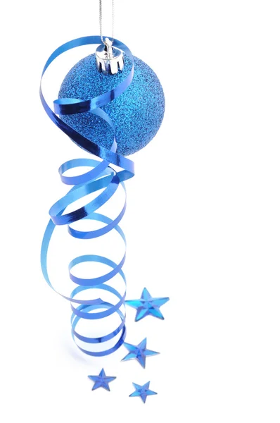 Bola de Navidad con cinta — Foto de Stock